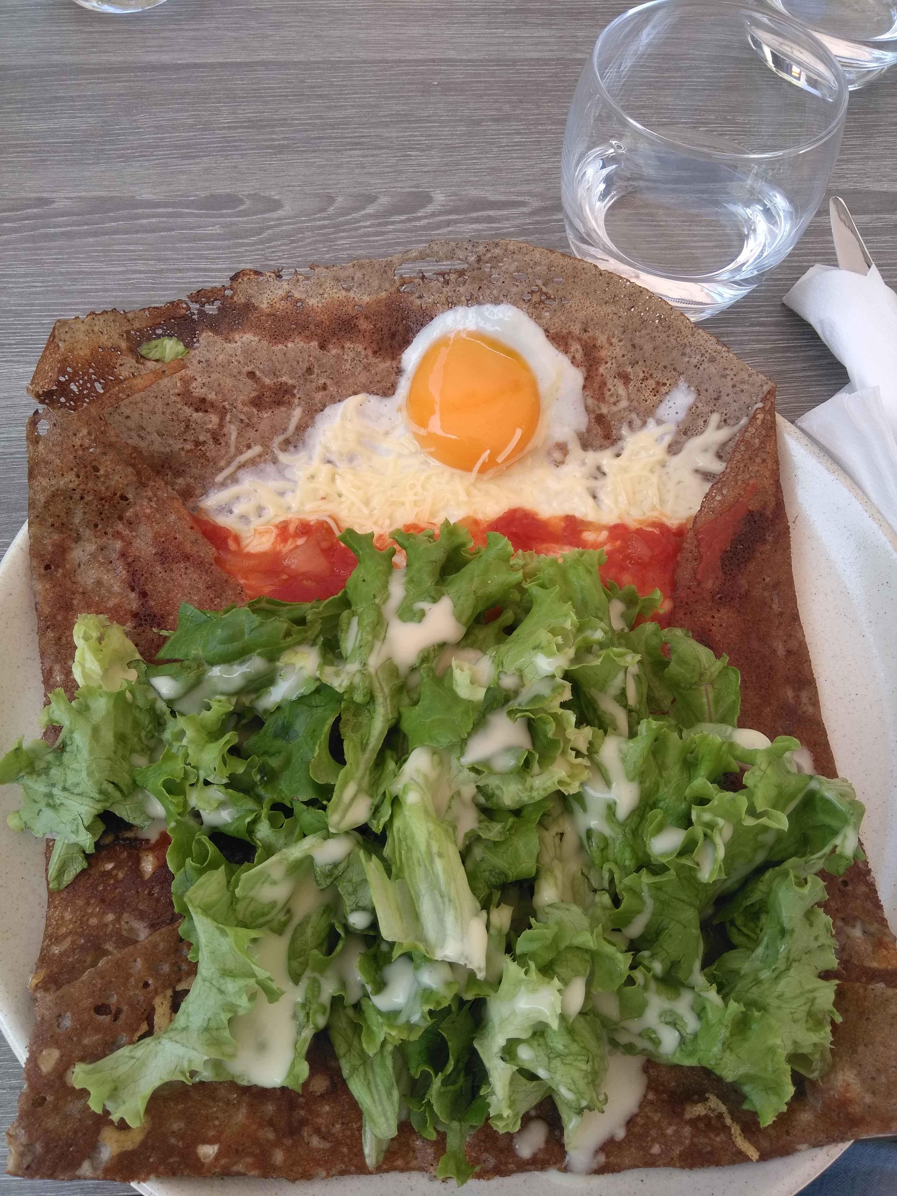 Gallette mit Salat, Tomate, Käse und Ei