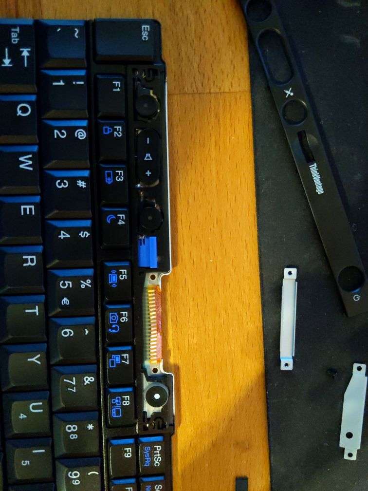 Keyboard mit offem Flachbandkabel