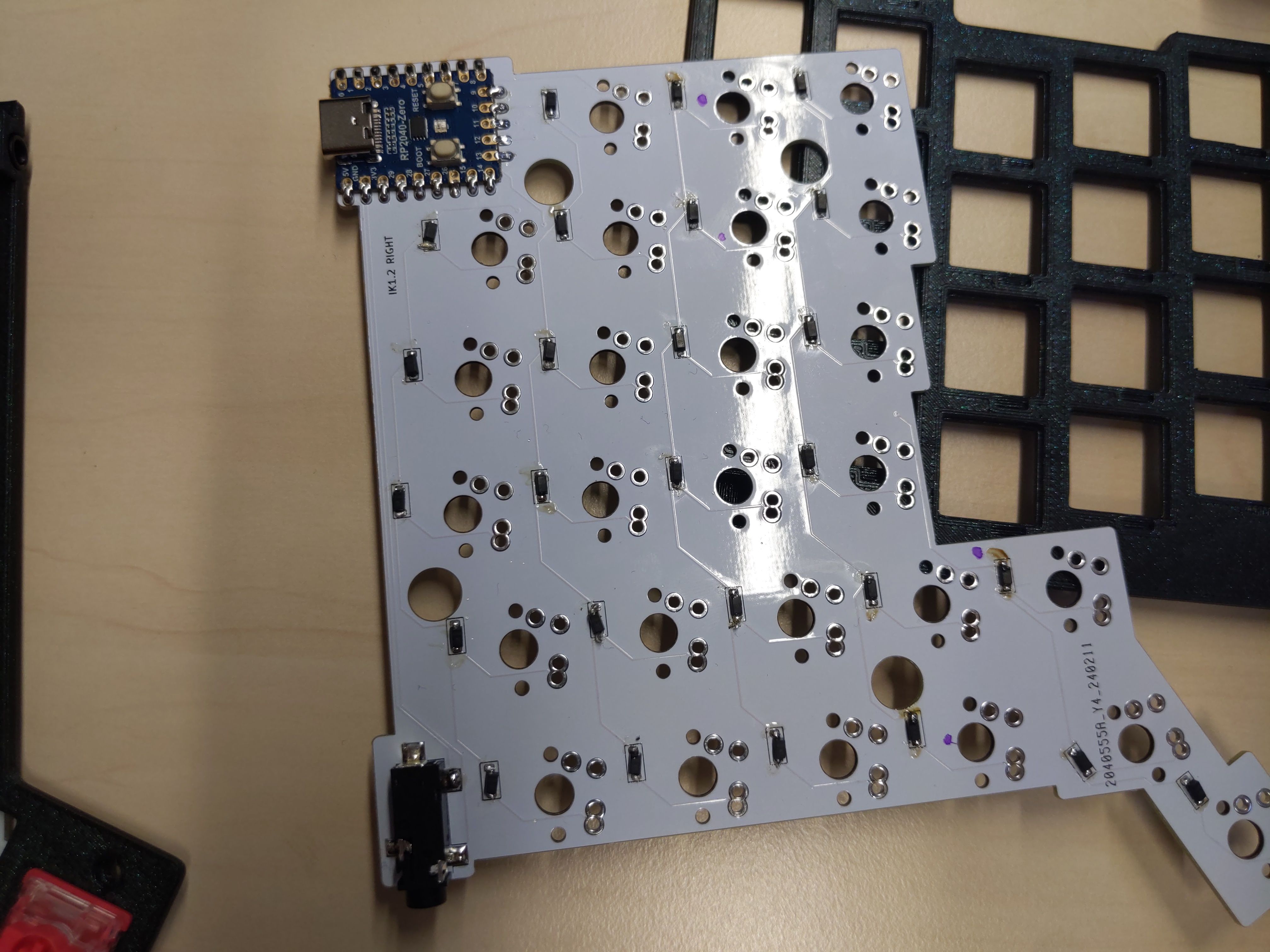 Das weiße PCB nun mit Dioden und einem Mikrocontroller draufgelötet