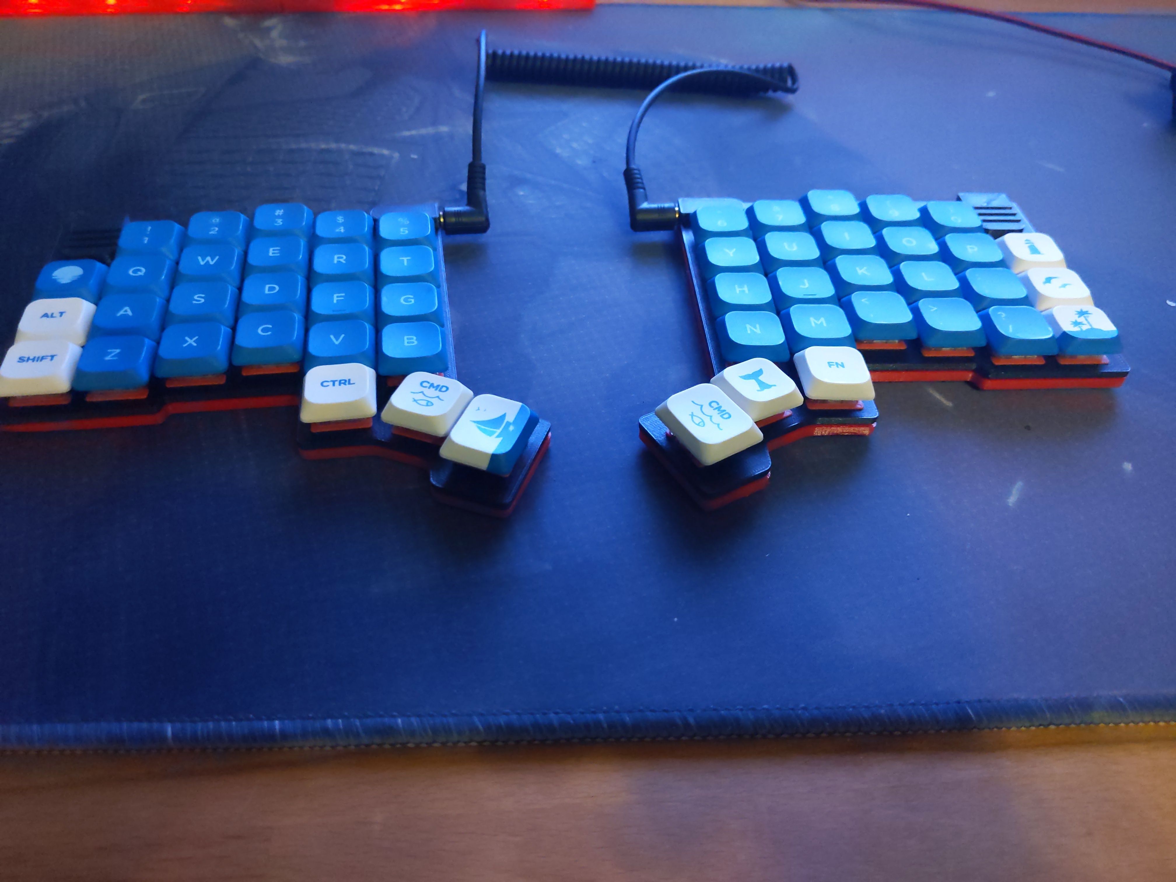 Die Fertige low-profile Split-Keyboard mit blauen Keycaps