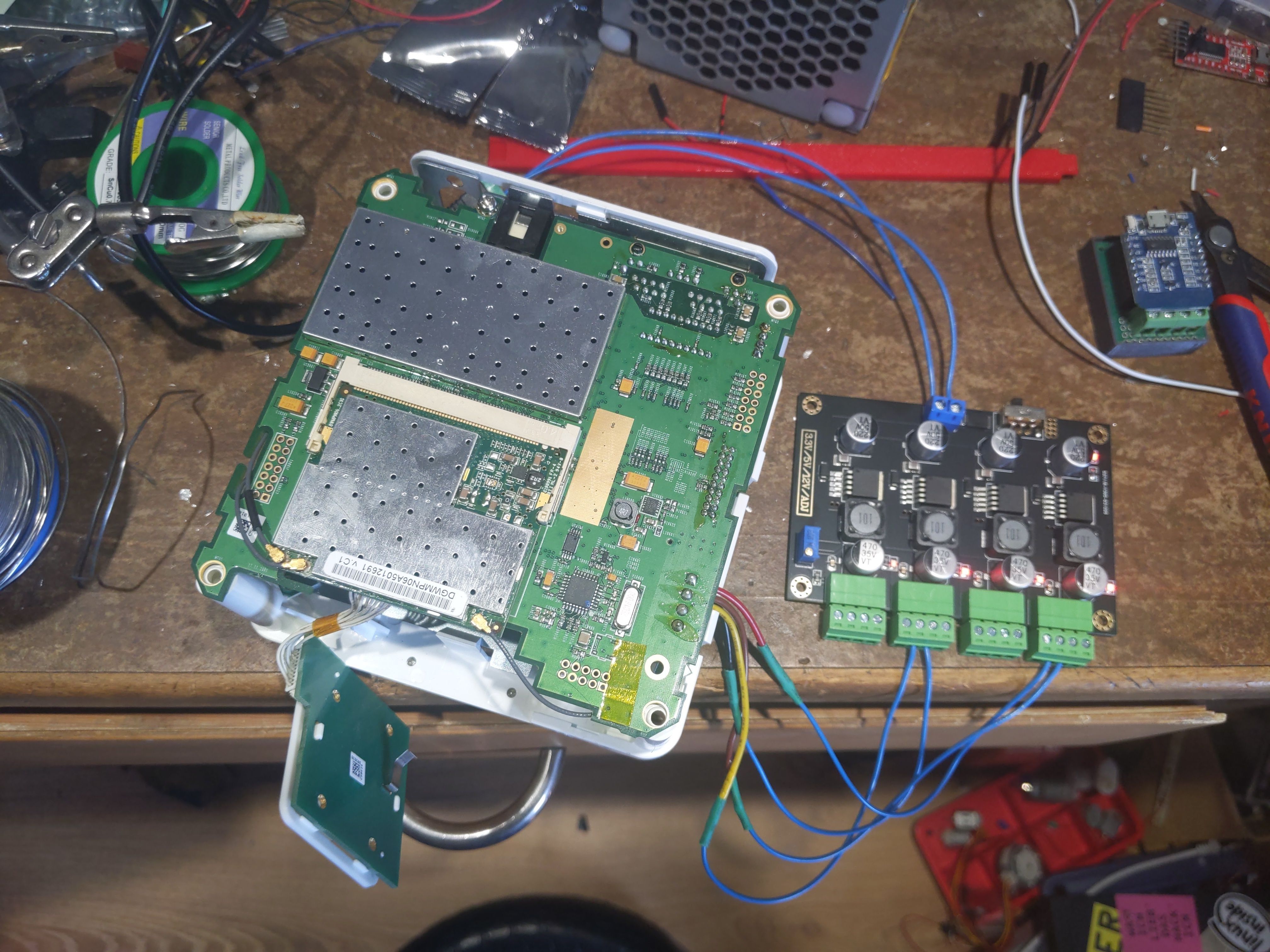 Die Spannungswandler neben dem rohen Player-Mainboard auf meiner Werkbank