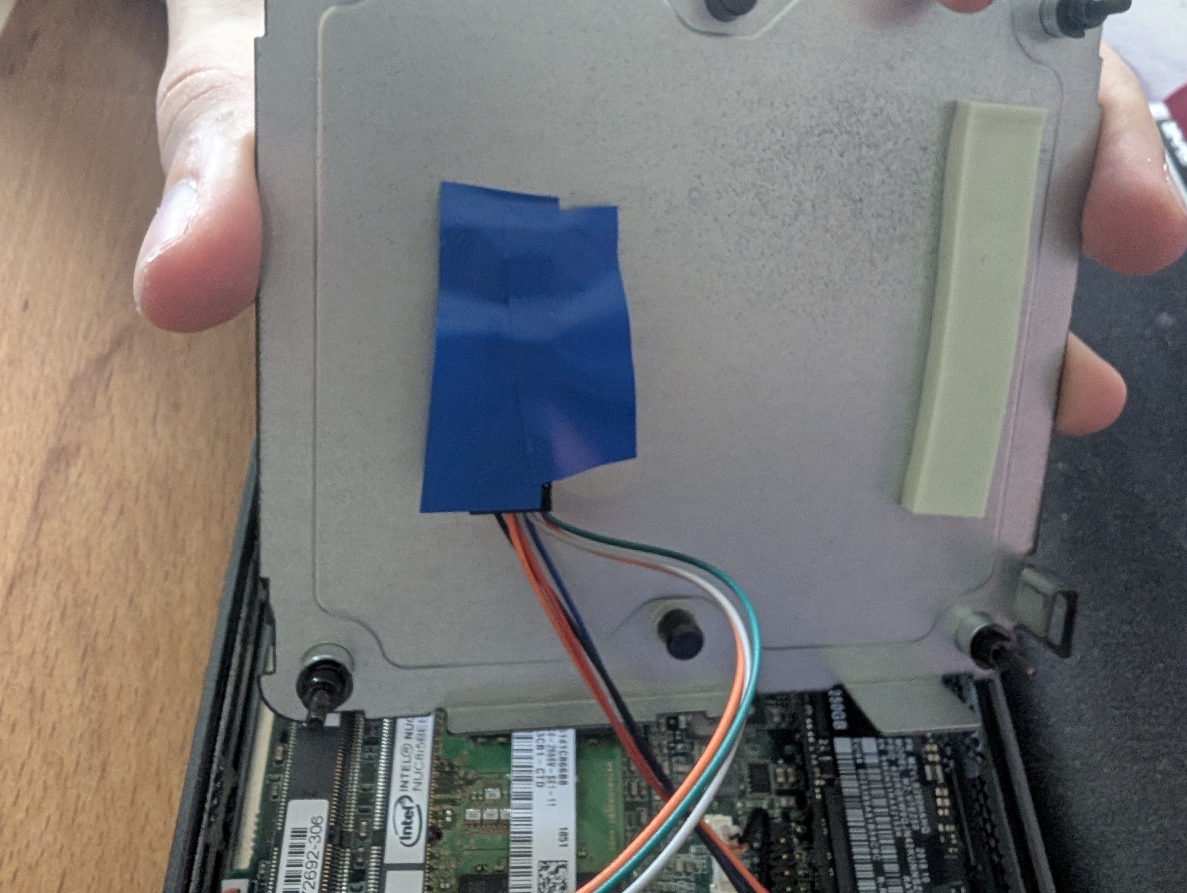Der CEC-Adapter ins Gehäuse geklebt